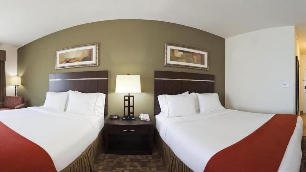 Holiday Inn Express Hotel And Suites Topeka North 8/53