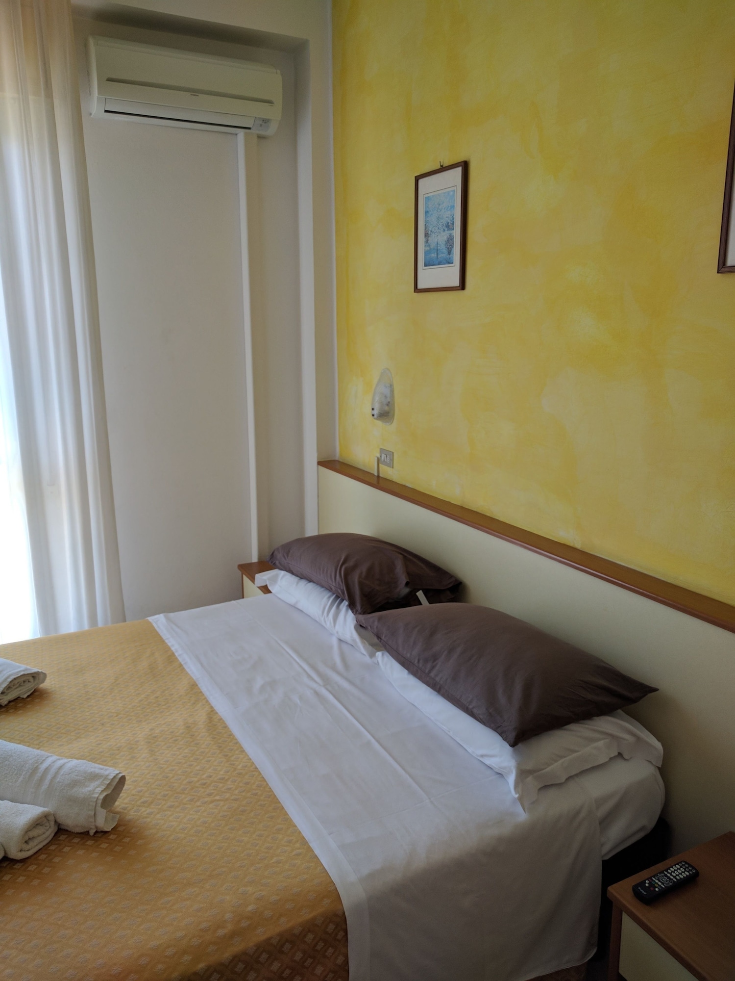 ROOM, DOUBLE BED