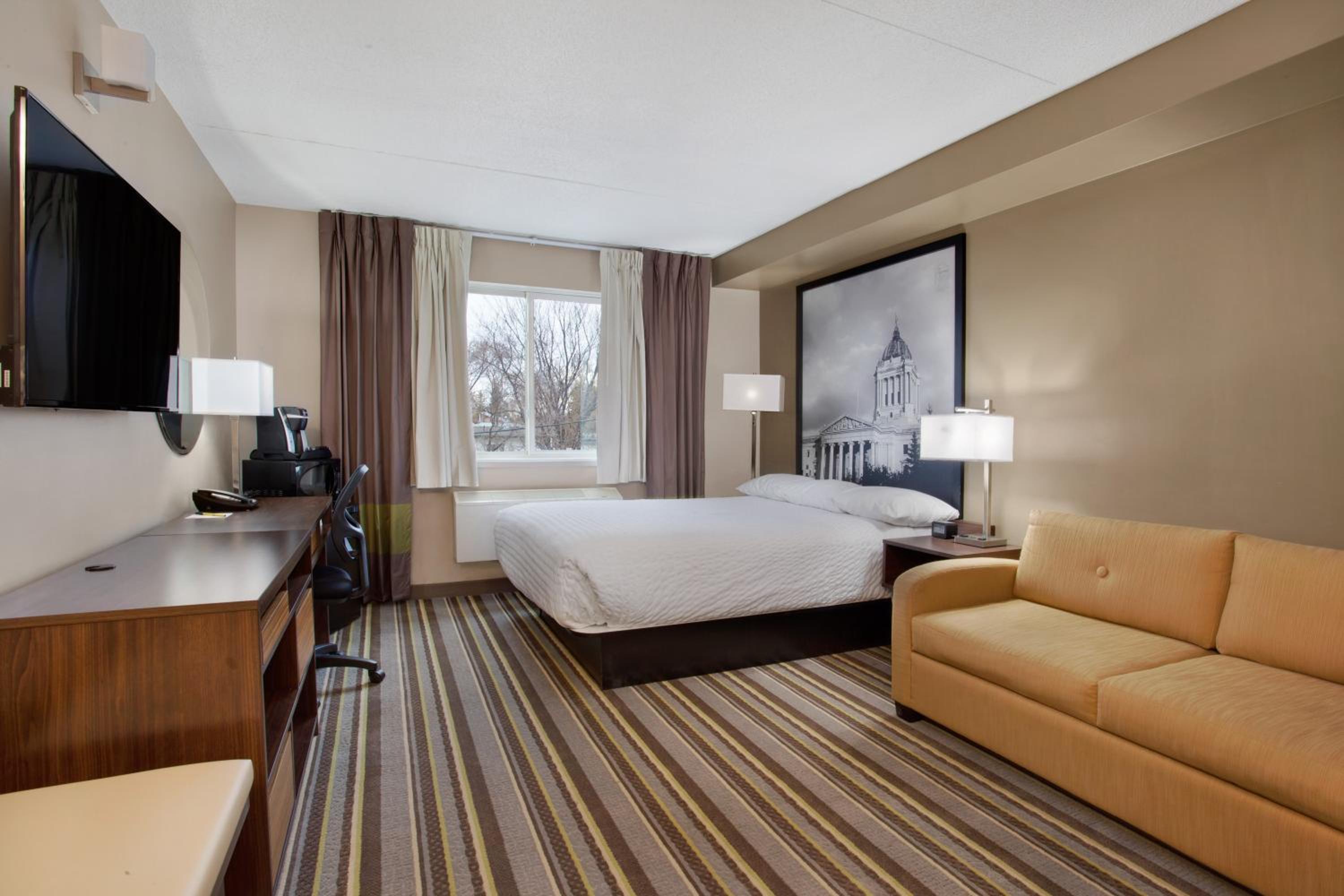 غرفة بزنس بسرير كوين مع أريكة، Super 8 by Wyndham Winnipeg West 6/10