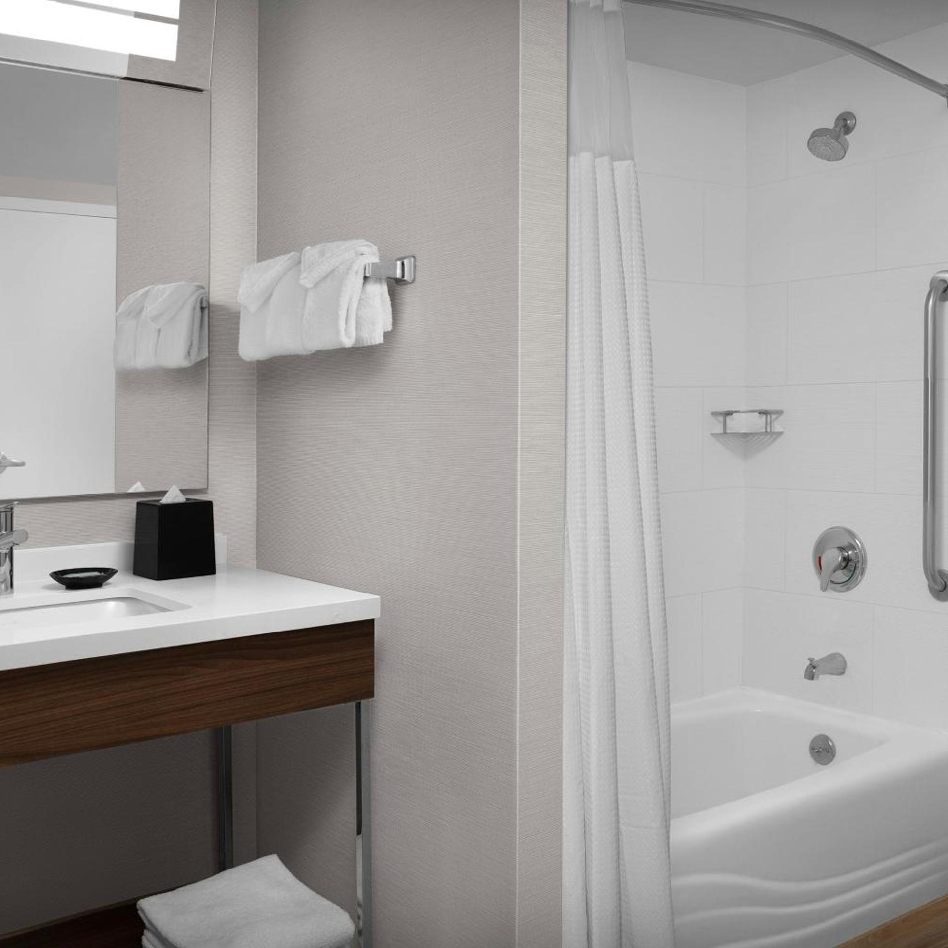 جناح كبير بسريرين مزدوجين مع أريكة في طابق مرتفع، Courtyard Virginia Beach Oceanfront South 2/2