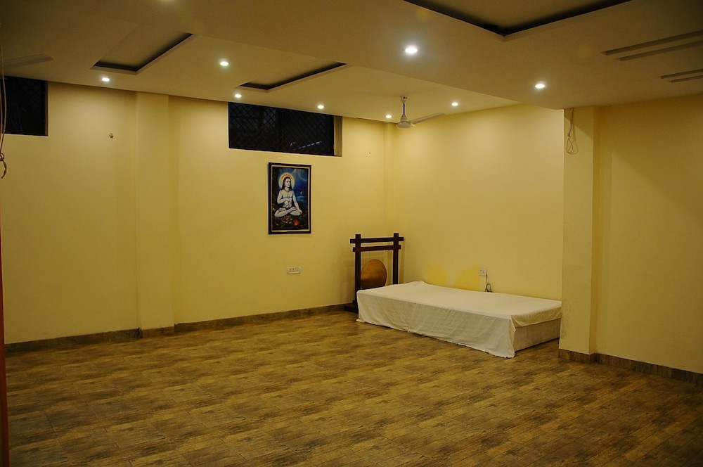 Hotel Sarovar Regency 18/27