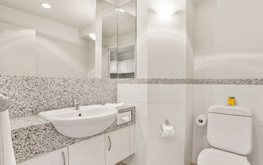 Parkside Hotel and Apartments 24/74
