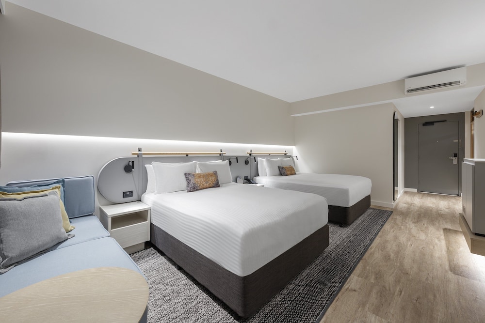 CROWNE PLAZA HAWKESBURY VALLEY 17/65