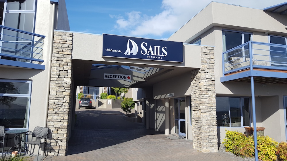 Sails On the Lake 41/49