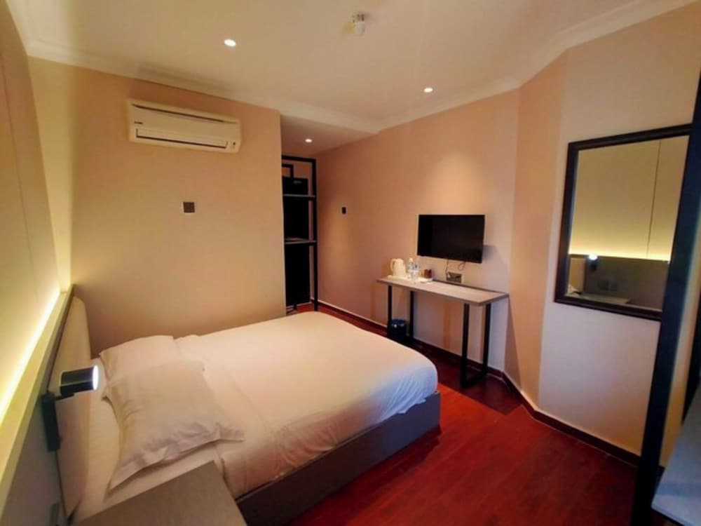OYO 998 Queen City Hotel 35/50