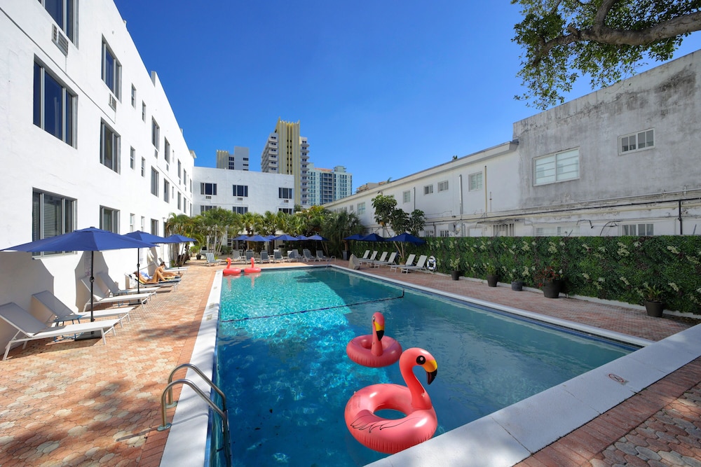 Tropics Hotel And Hostels 26/49