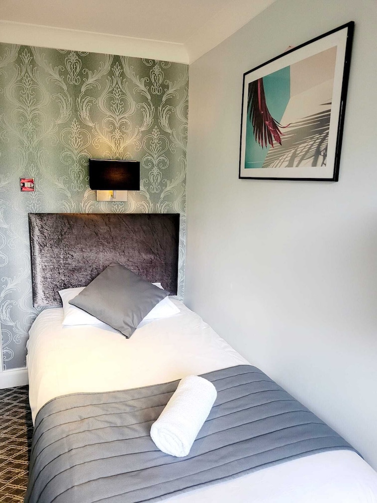 MENTONE HOTEL 30/78