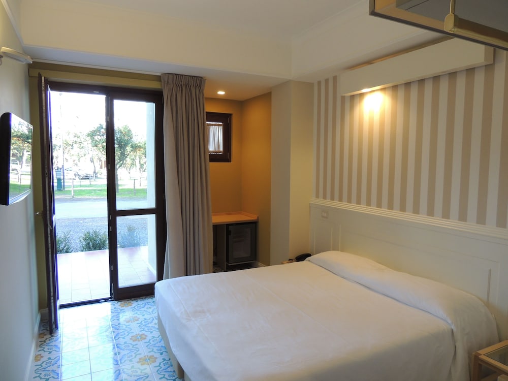 ROOM, TWIN BEDS, BALCONY