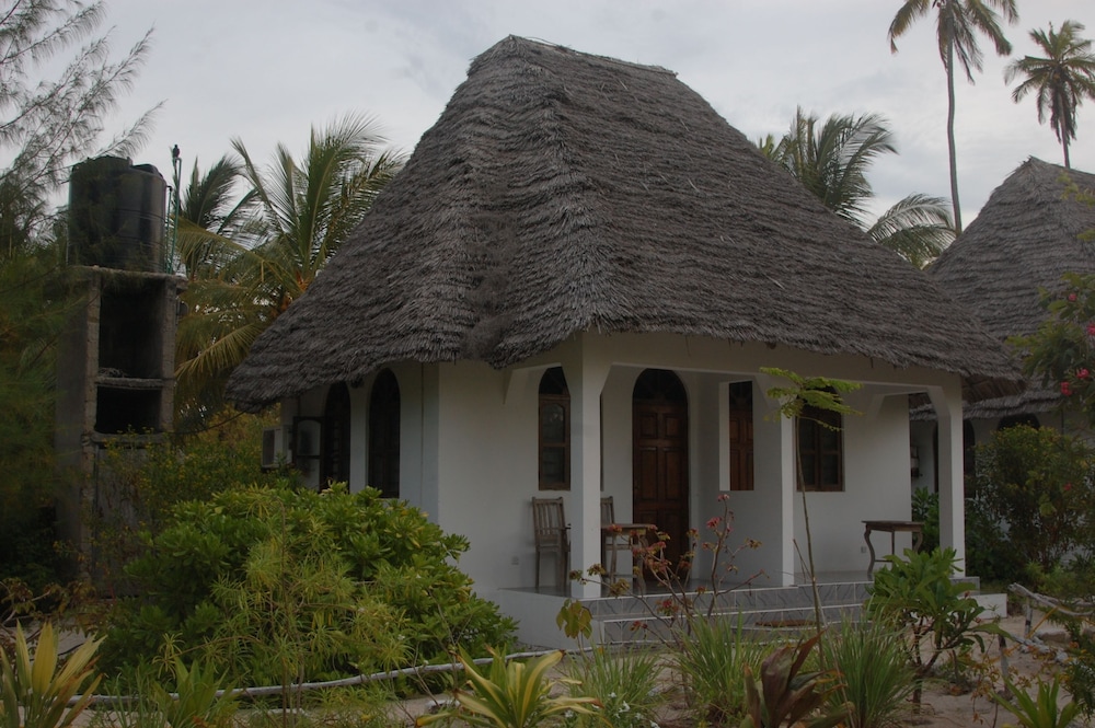 Blue Earth Beach Bungalows 5/72