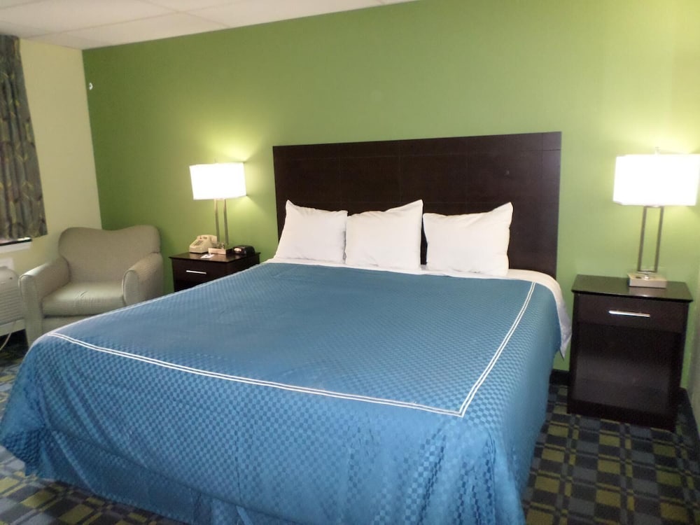 Travelodge by Wyndham Cleveland Lakewood 11/28