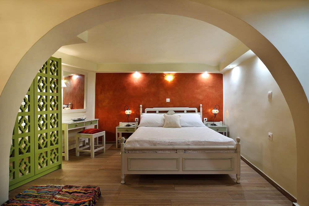 FIVE, JUNIOR SUITE, DOUBLE BED