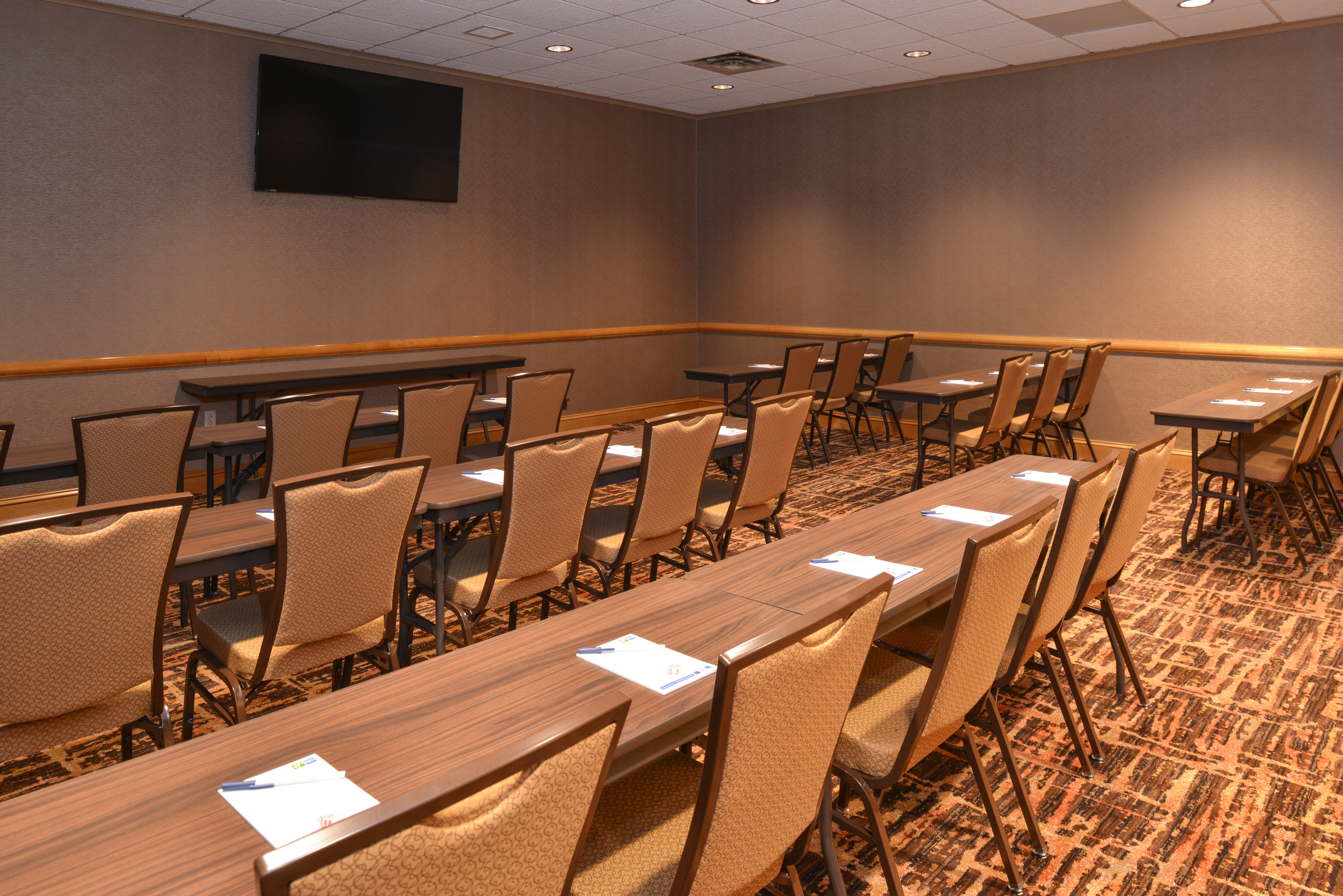 Holiday Inn Express Breezewood 55/67
