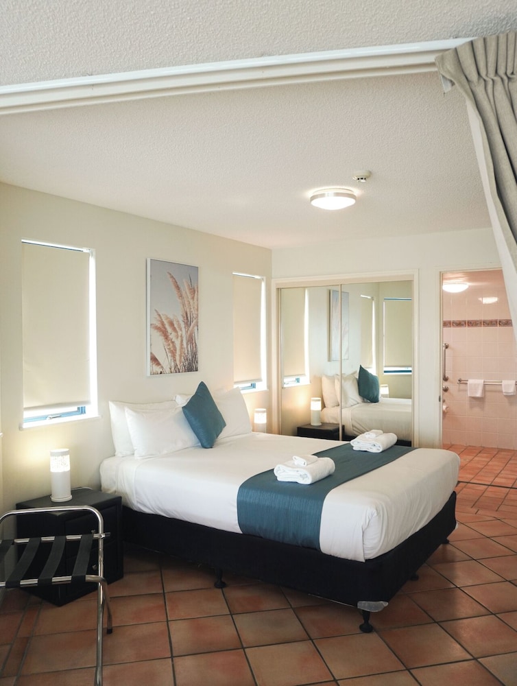 2 Bedrooms, Executive, Queen and Twin Beds, Water Front, Accessible