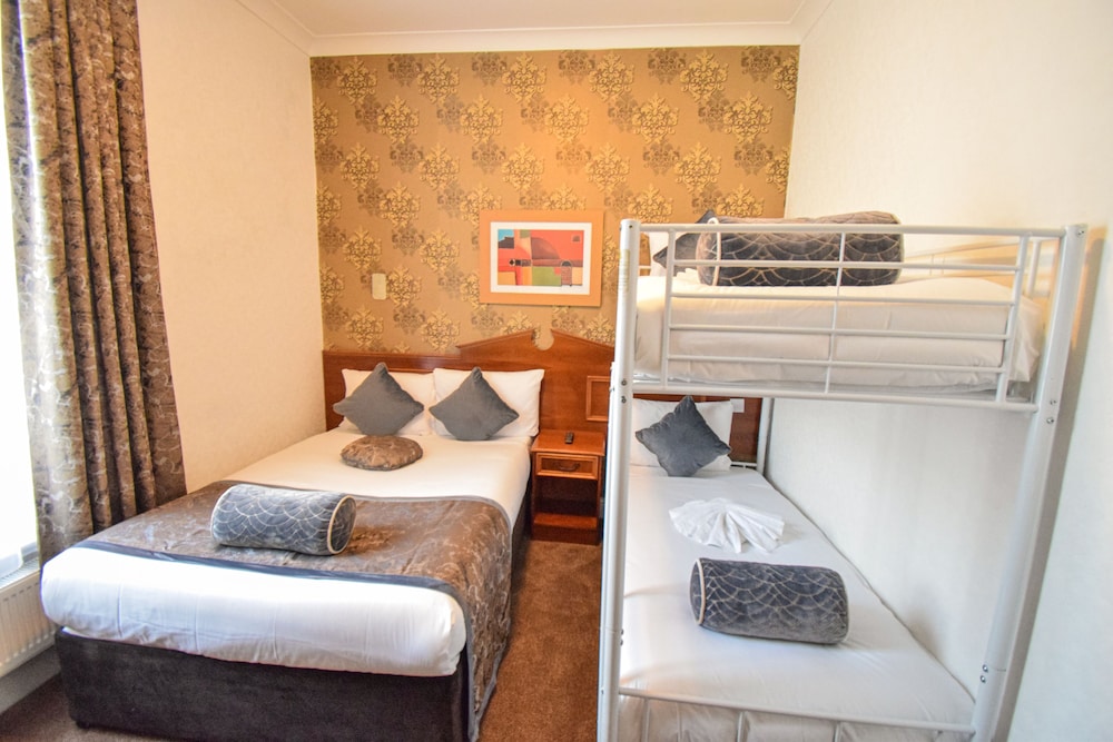 ROOM, QUADRUPLE