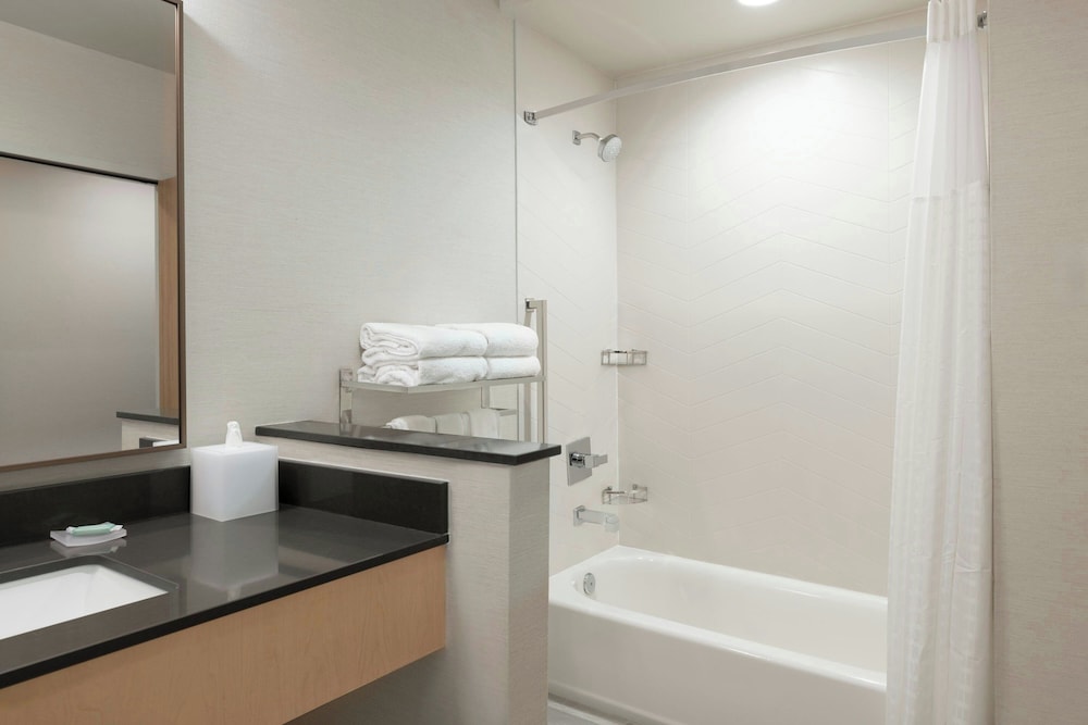 Fairfield by Marriott Inn & Suites Kansas City at The Legends 34/38