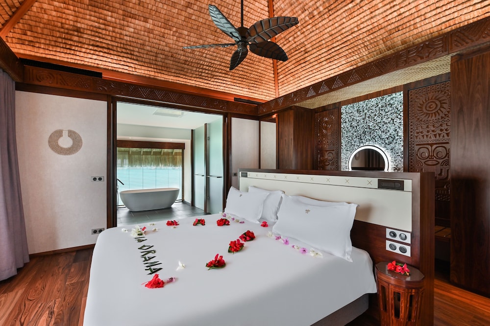 Overwater, Suite, 1 King and 1 Single Beds