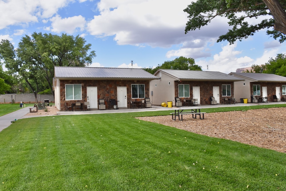 Zion s Camp and Cottages 37/50