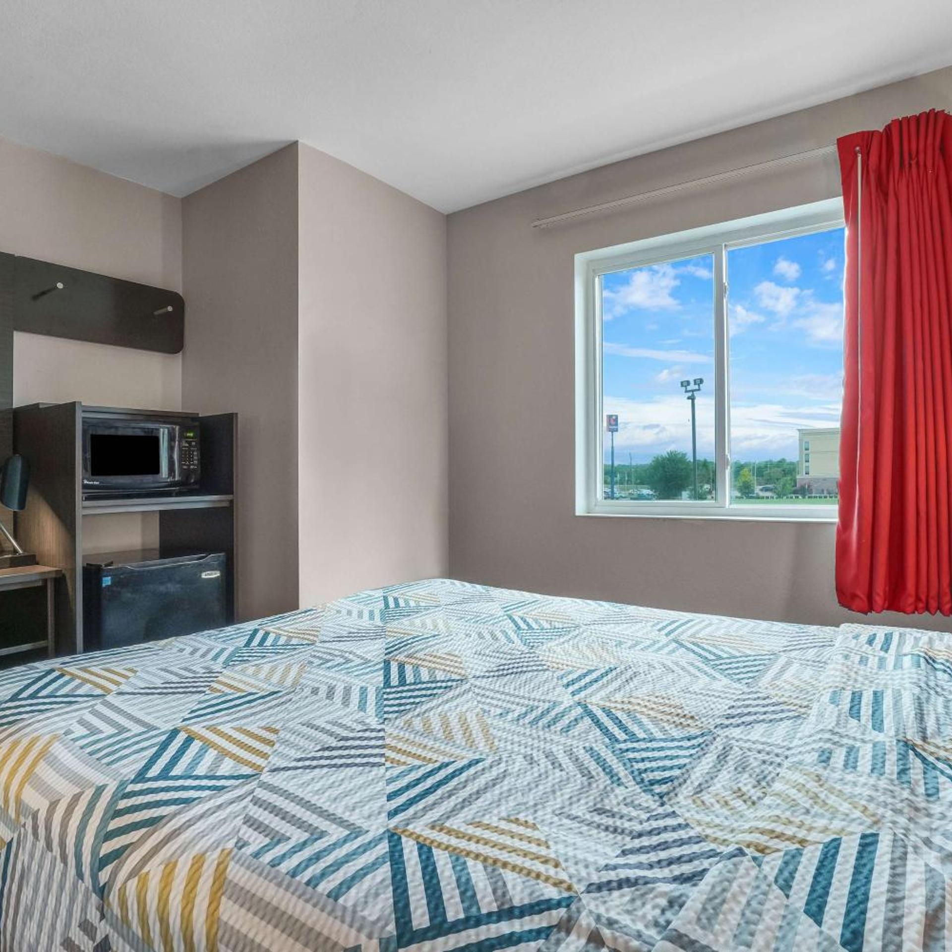 DELUXE, QUEEN BED