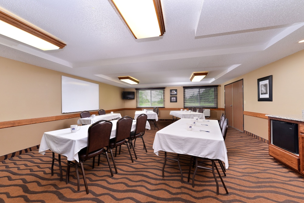 AmericInn by Wyndham St. Cloud MN I-94 33/35
