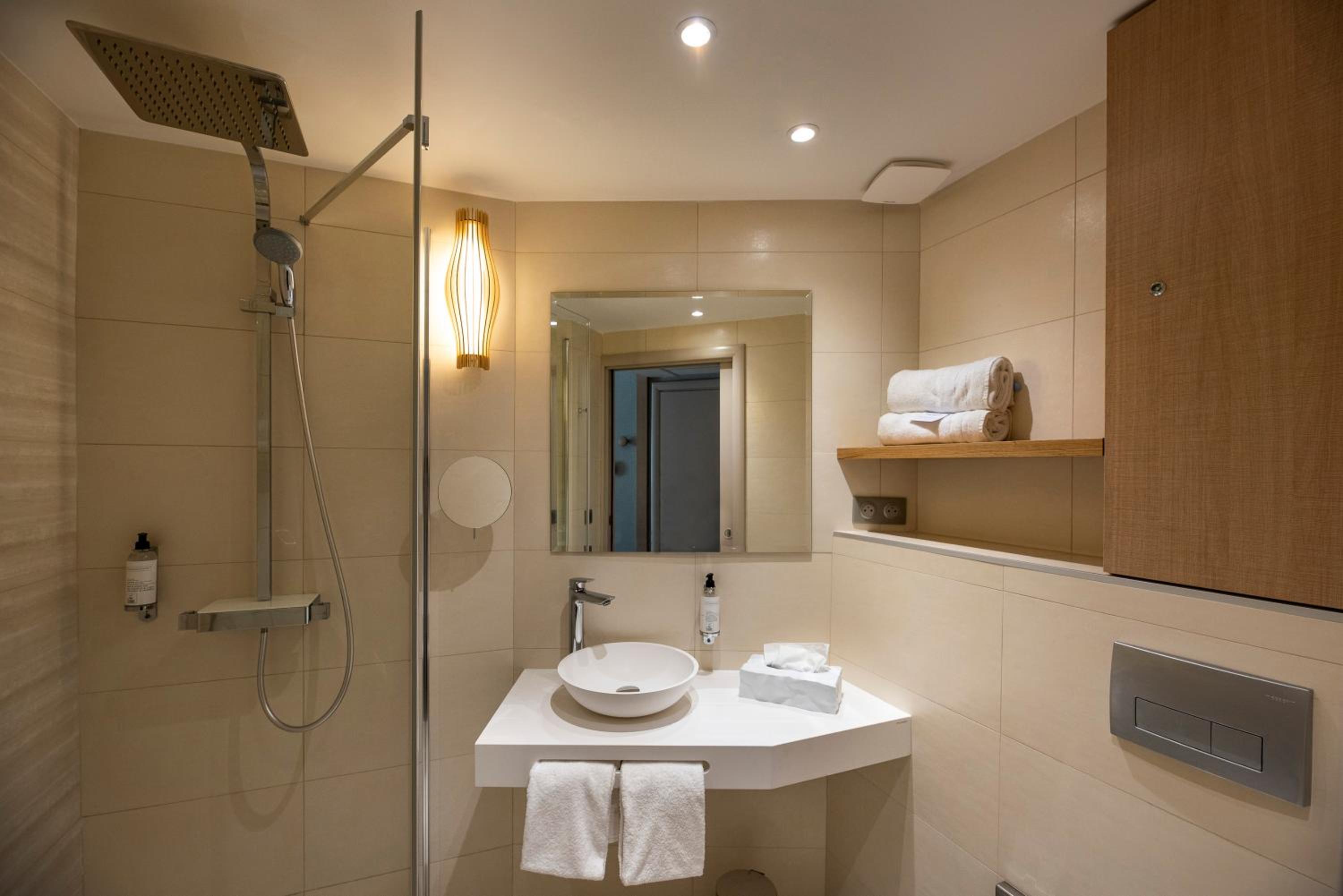 1 queen bed, non-smoking, superior room, sofabed, bay window، Best Western Montecristo 2/3