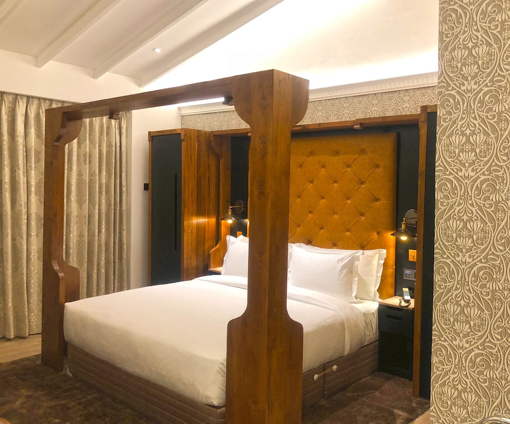 The Radh Hotel 12/66