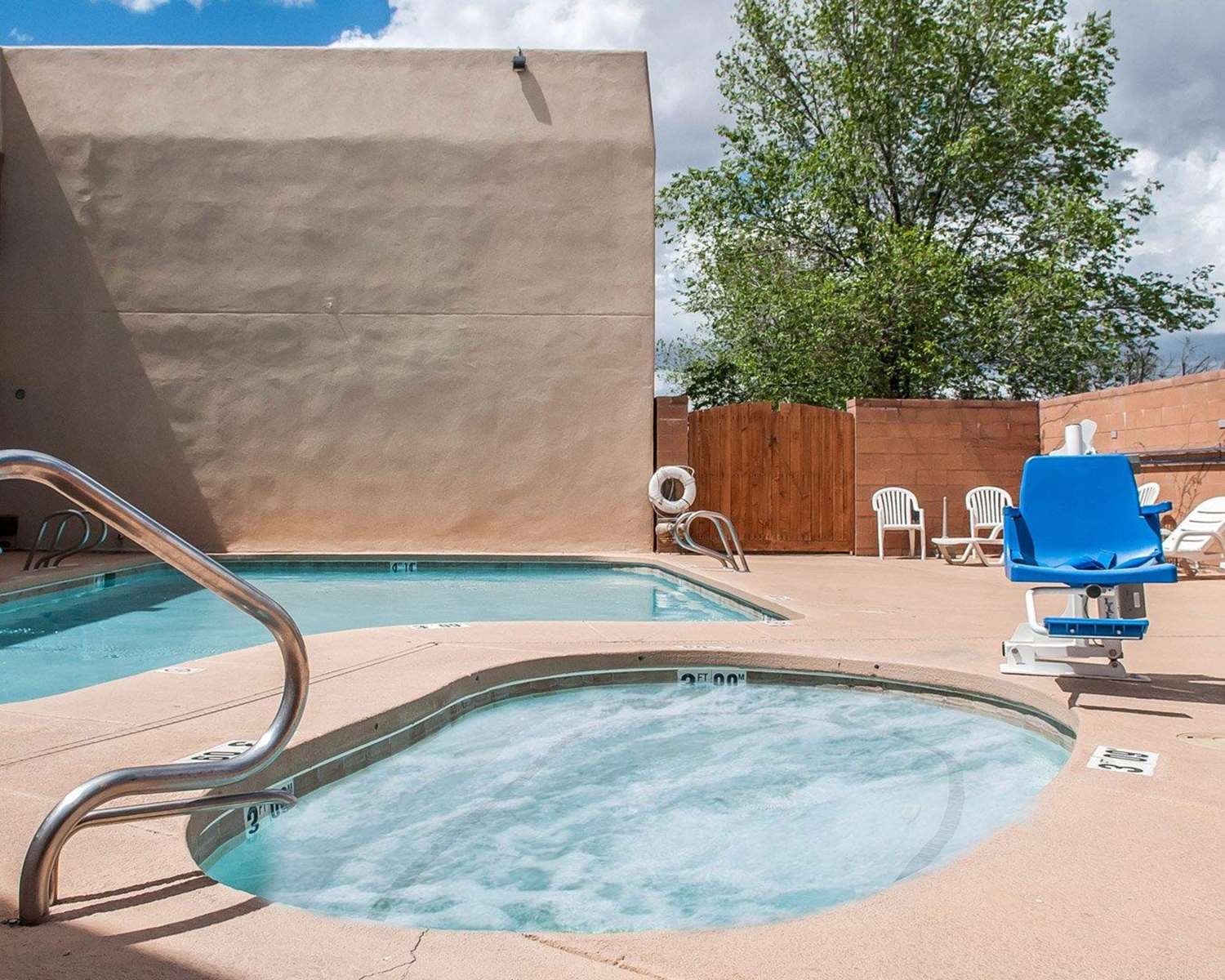 Econo Lodge Inn & Suites Santa Fe, NM 19/30