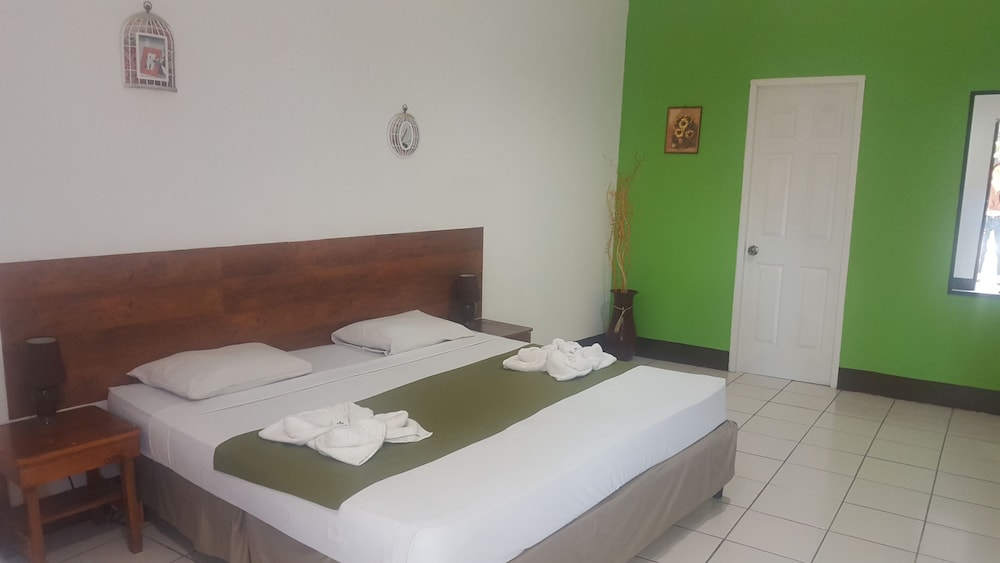 ROOM, DOUBLE BED