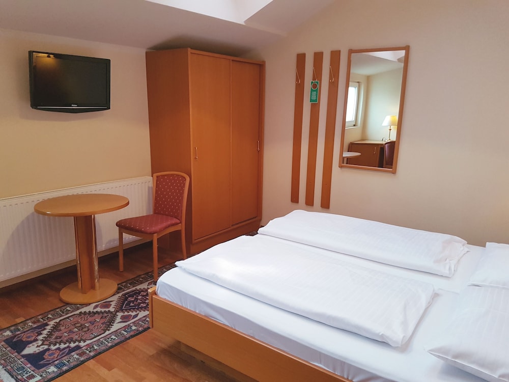 Haydn Hotel 11/50