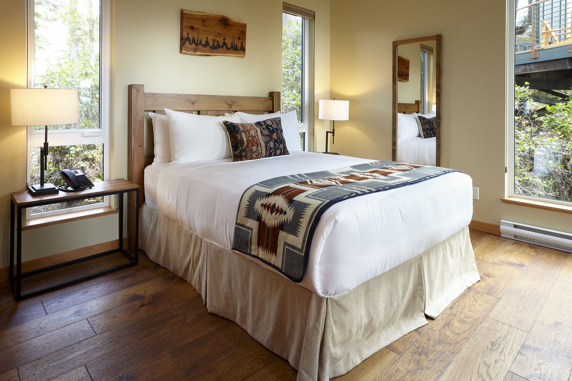 Signature, Tree House, Queen Bed, Partial Ocean View, Sofa