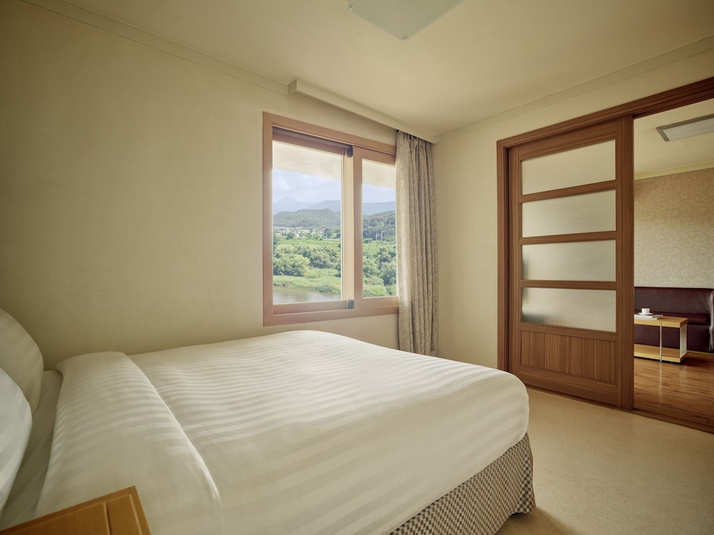 Suite, 1 Double and 1 Single Bed, Garden or Double Bed, Garden View, Kitchen