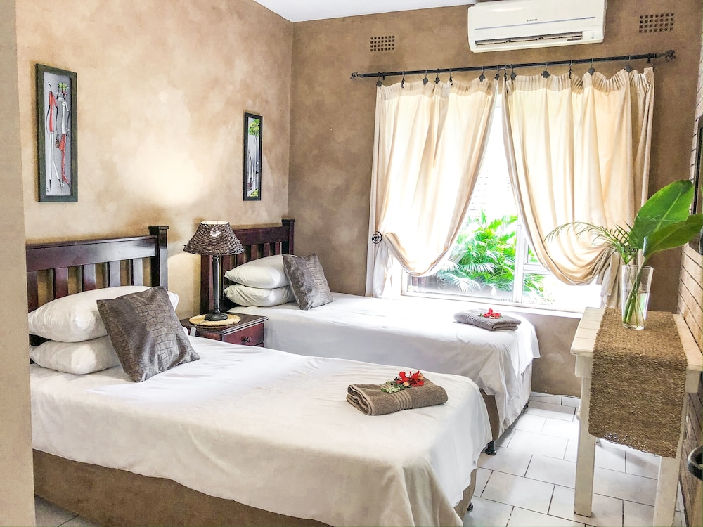 3 Bedrooms, 8 Beds, 1 Queen and 4 Single Beds, Sofa