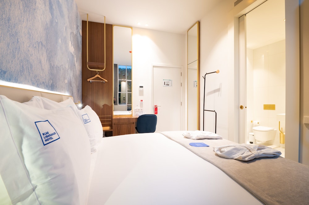 CLASSIC, DOUBLE OR TWIN BED, COURTYARD VIEW