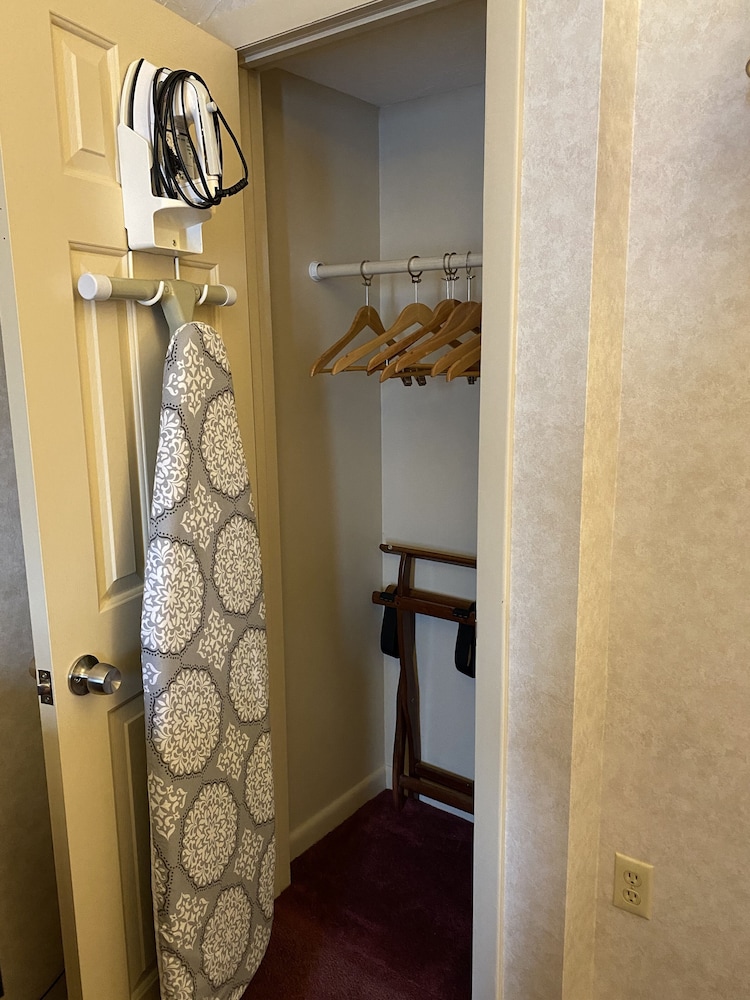 Economy Lodge 682 Main St Sturbridge 6/39