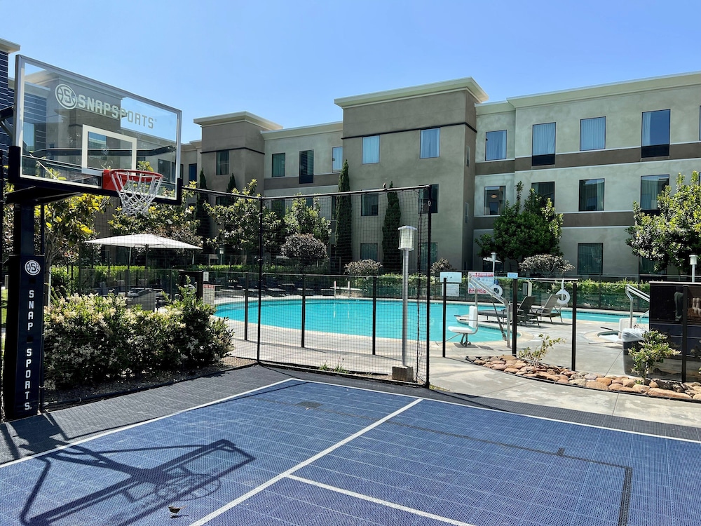Staybridge Suites Carlsbad/San Diego 38/73