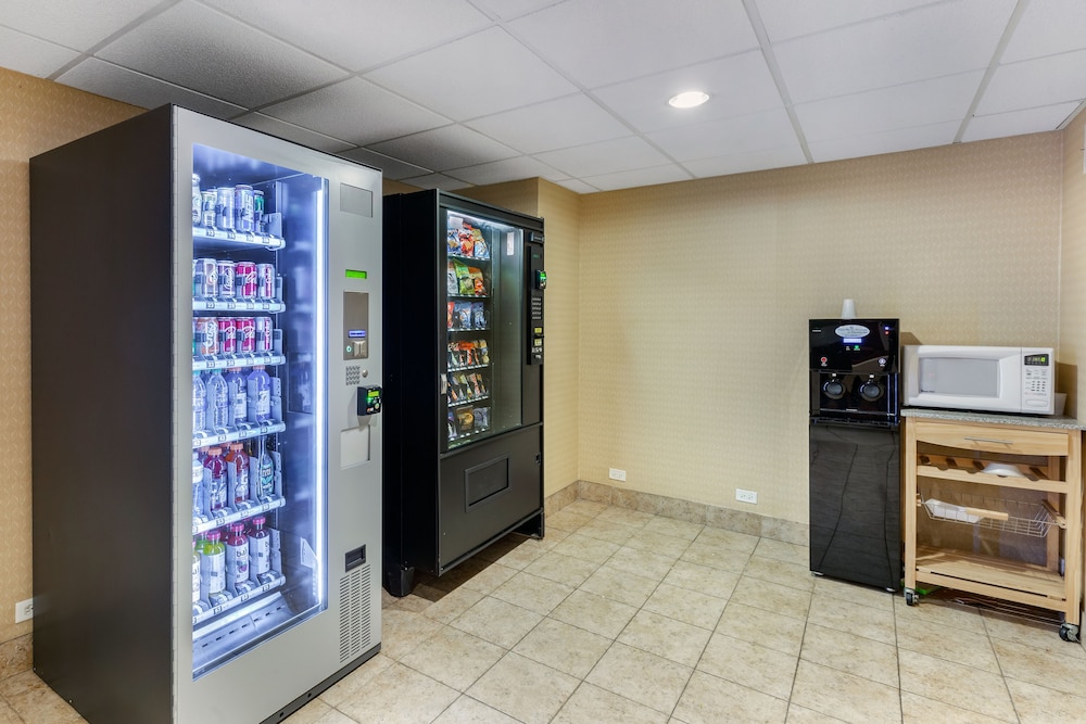 Holiday Inn Express Chicago Downers Grove 33/74