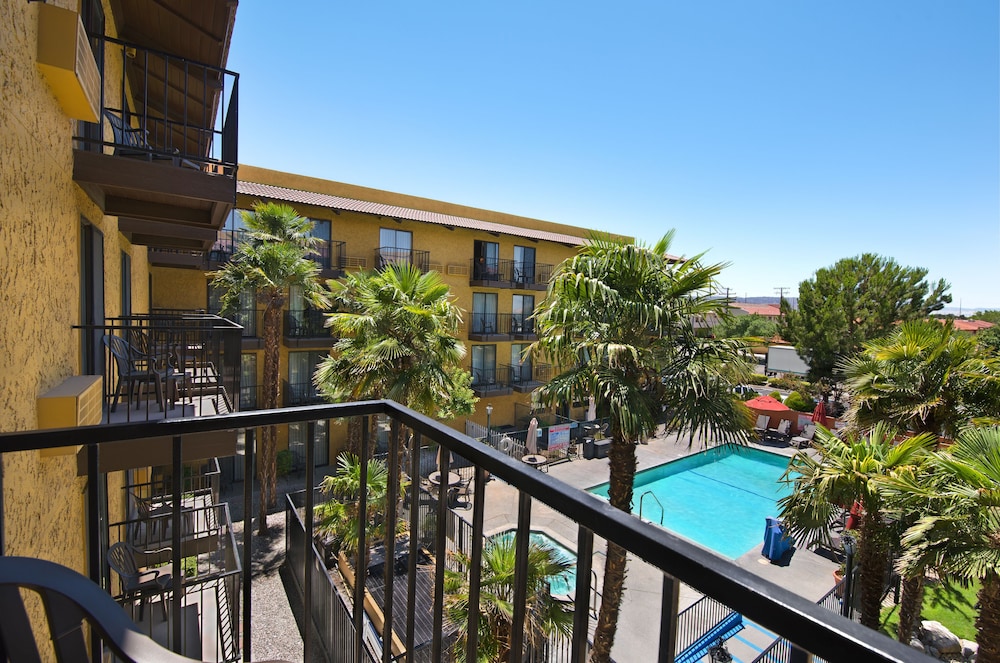 Oxnard Inn Lancaster, CA 53/59