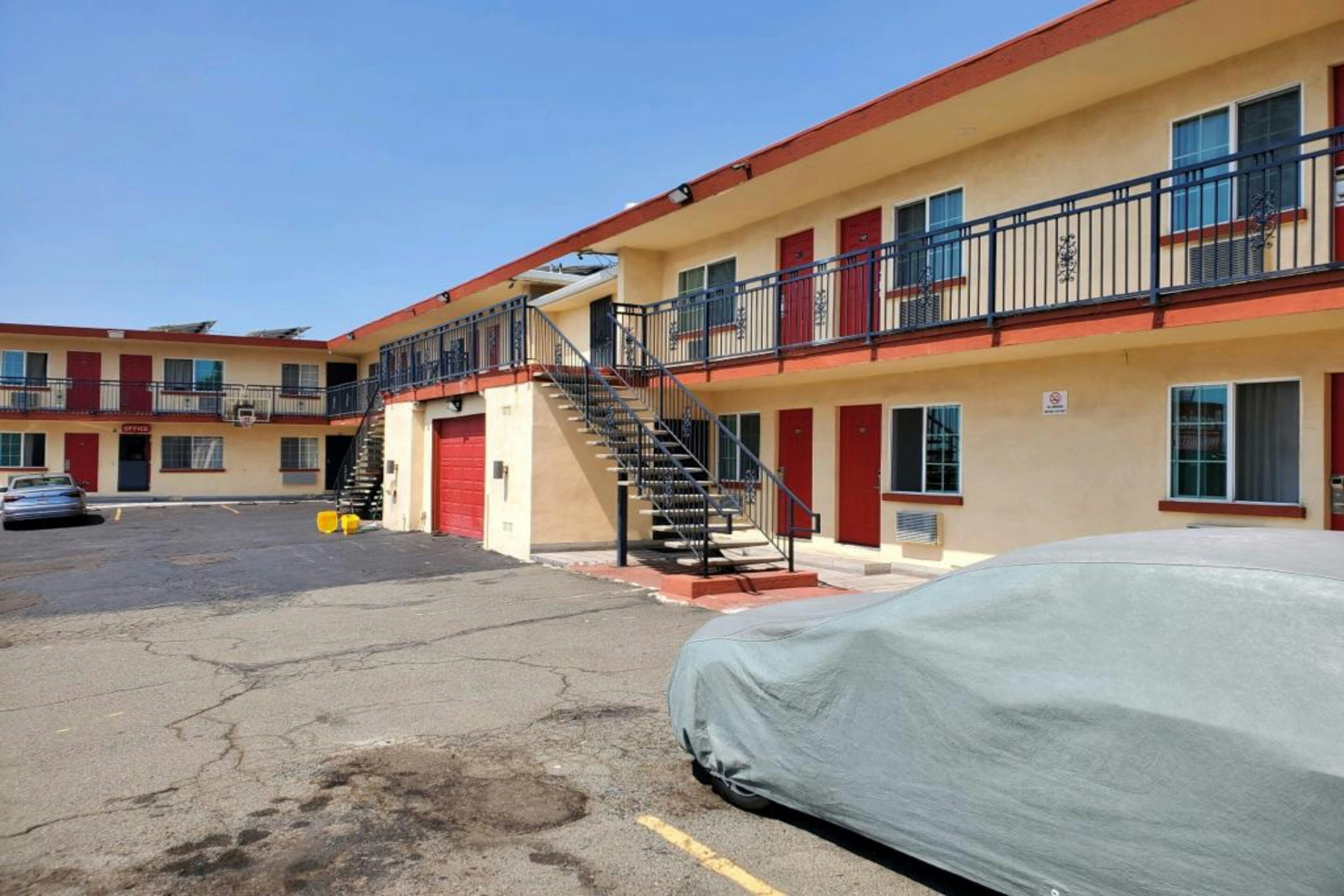 Premier Inn & Suites 4/19