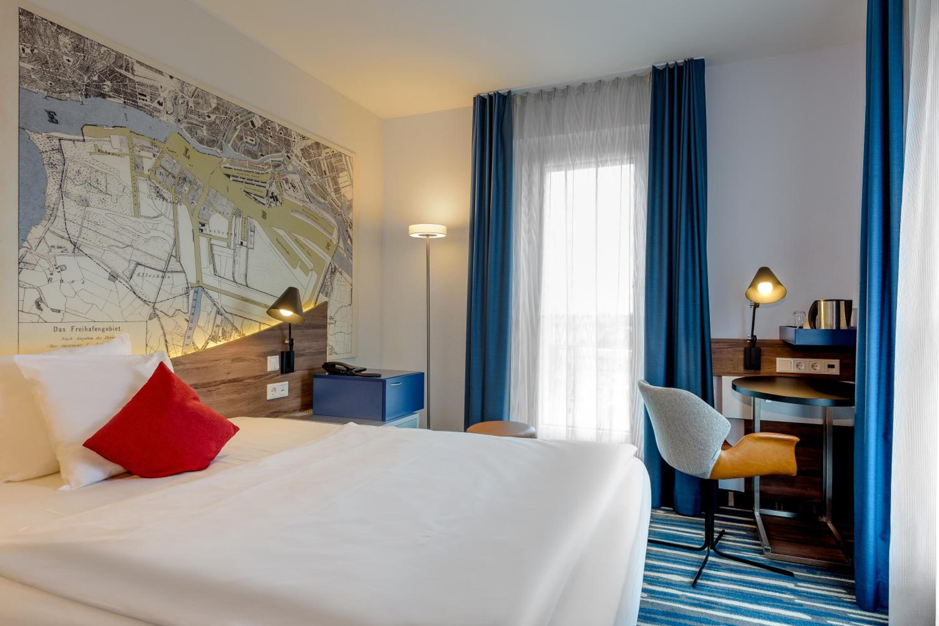 Deluxe, King Bed, Courtyard Side View