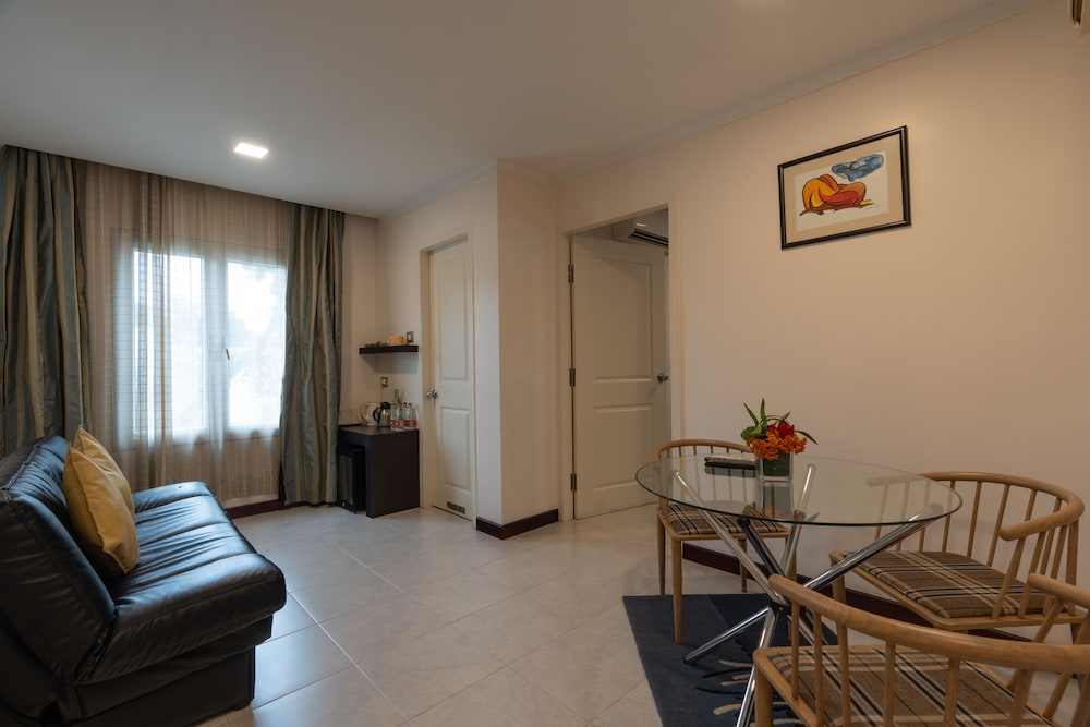 37th Crescent Hotel 28/50
