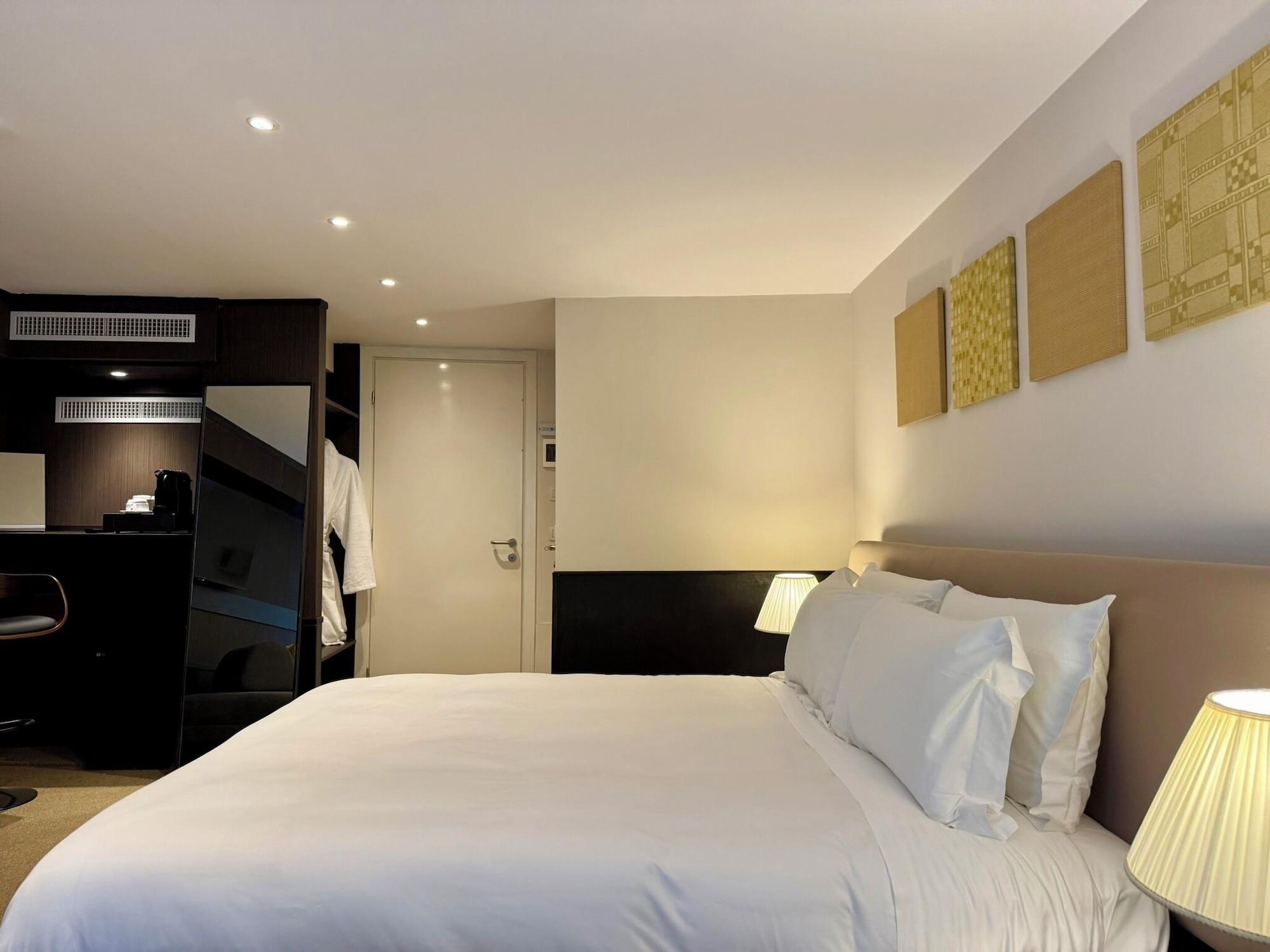 Junior Suite, Deluxe, Queen Bed, Sofa, Private Garden, Garden Area