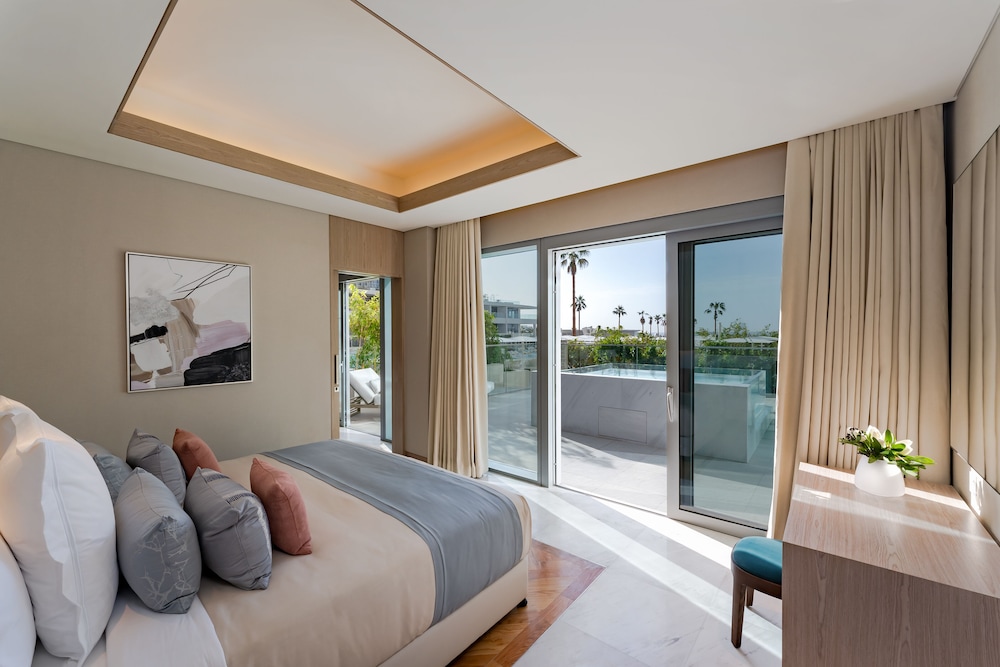 2 BEDROOMS, SUITE, POOL SIDE, WITH POOL