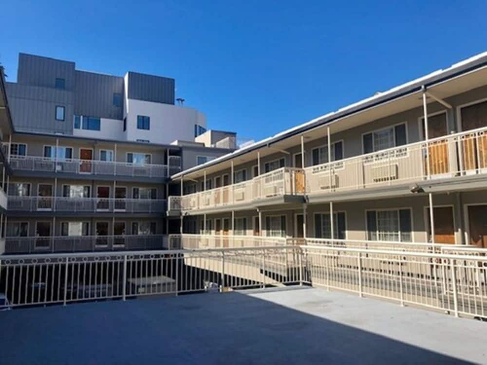 Inn on Broadway(EX. Broadway Manor Inn) 5/37