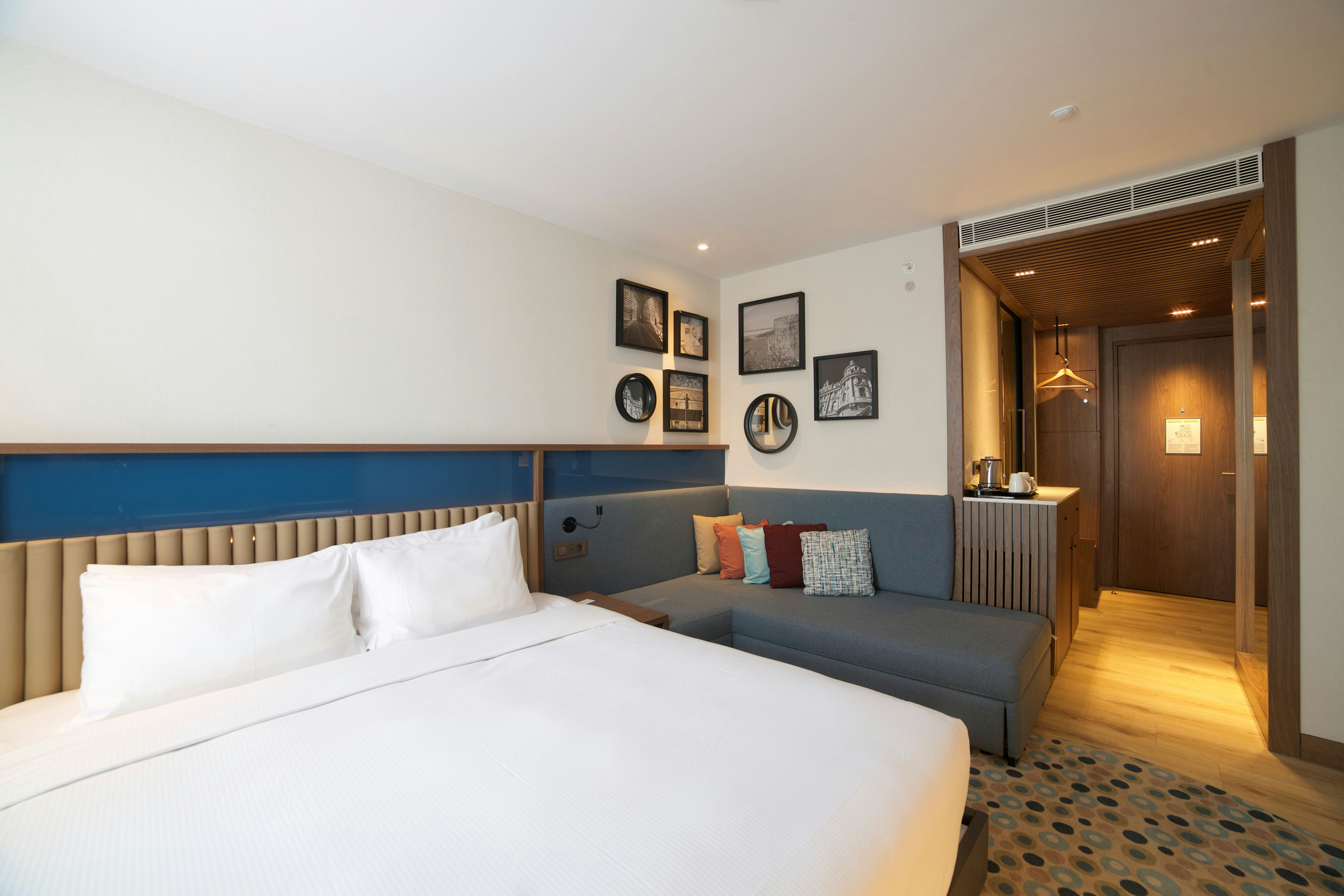 ROOM, KING BED, SOFA