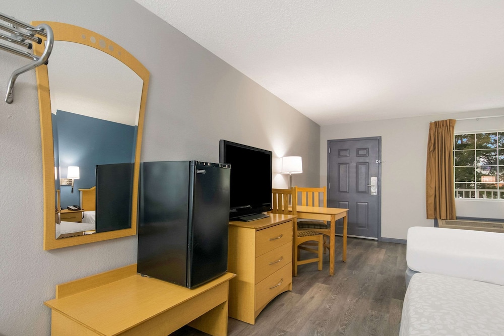 Econo Lodge Branson Theater District 5/40
