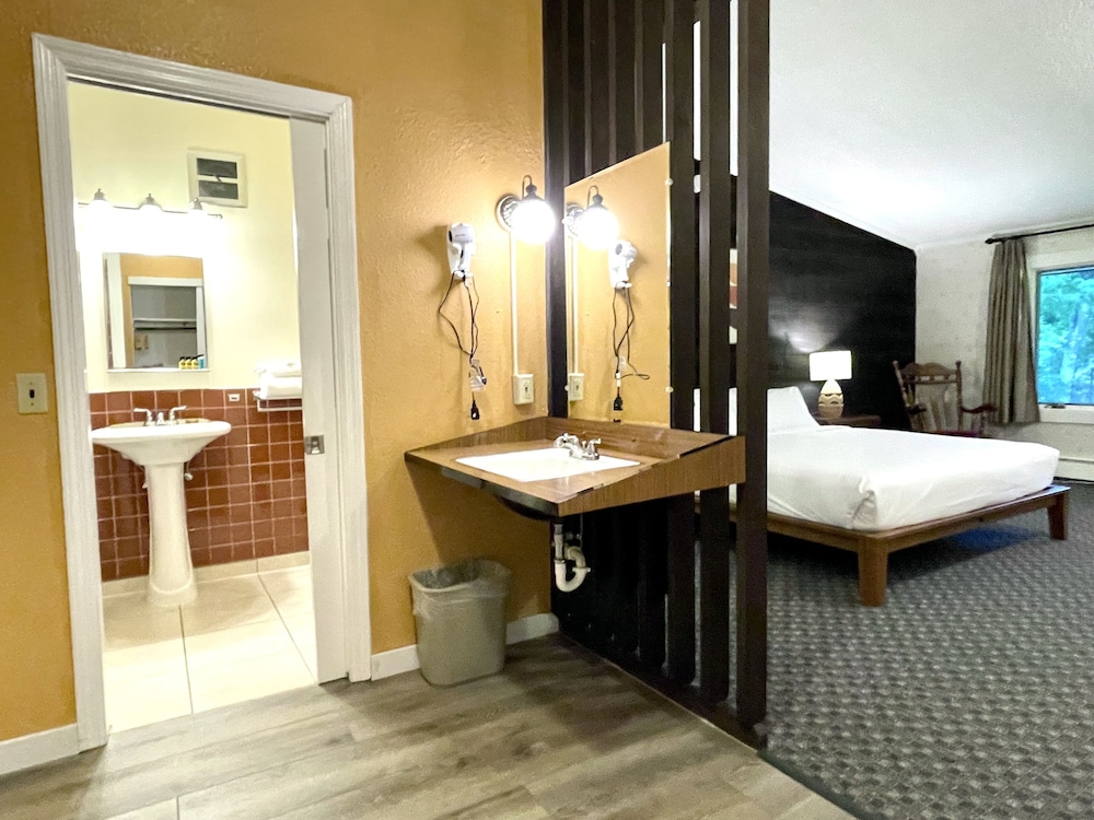 غرفة بسرير كينج، Toll Road Inn 5/6