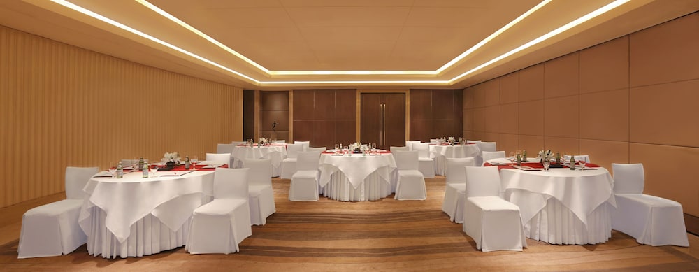 TRIDENT BANDRA KURLA 60/67