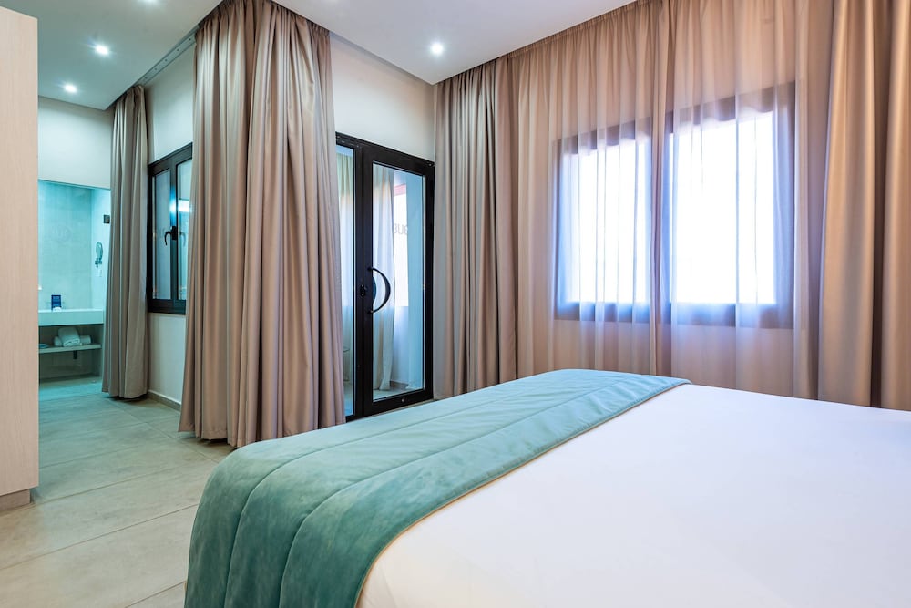 Room, King Bed, No Balcony, Hot Tub، Medina Gardens - Adult only 3/4