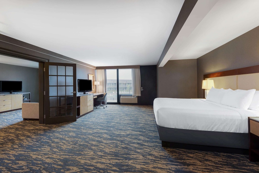 SUITE, KING BED, POOL VIEW