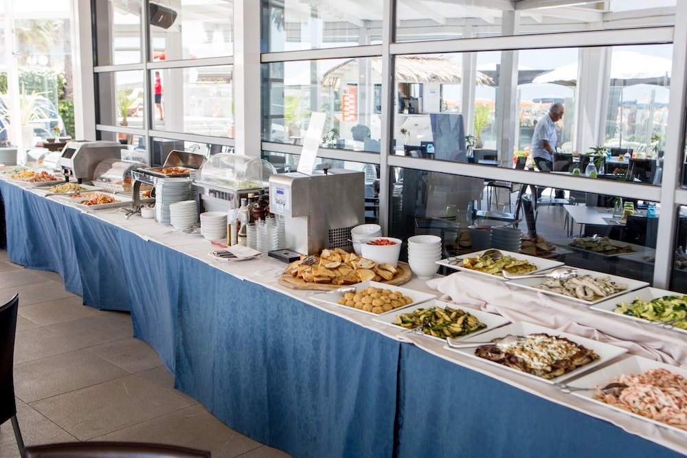 restaurant cafeteria