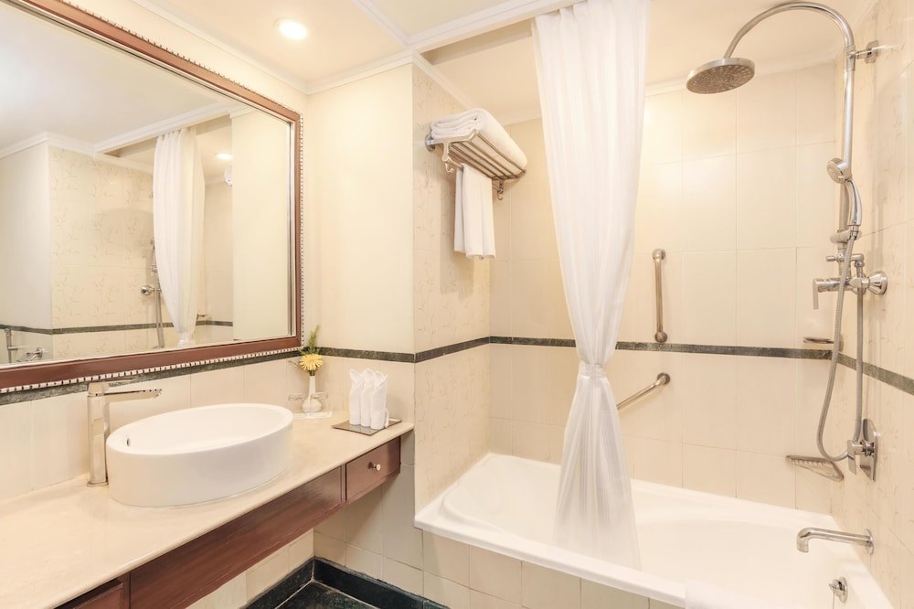 Radisson Hotel Varanasi 72/73